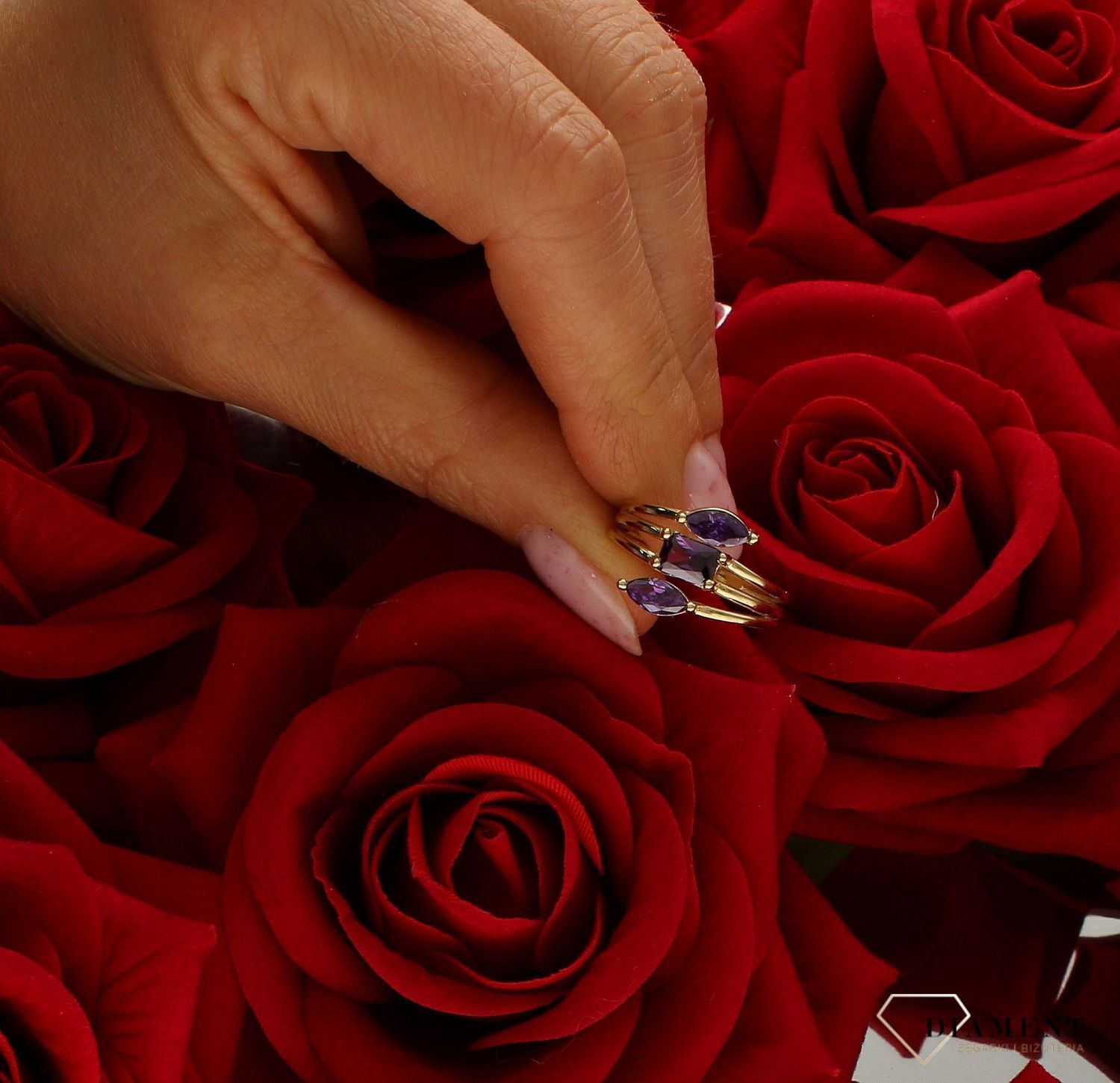 Pierścionek damski złoty spirala z fioletową cyrkonią próba 375 PI 6515 375. Złota biżuteria na prezent. Pierścionki złote na pr (2).jpg